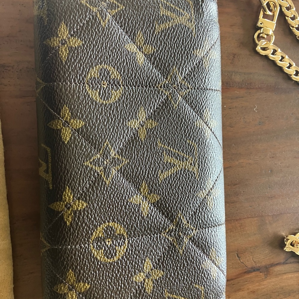 LOUIS VUITTON QUILTED SARAH WALLET - Picture 4 of 14